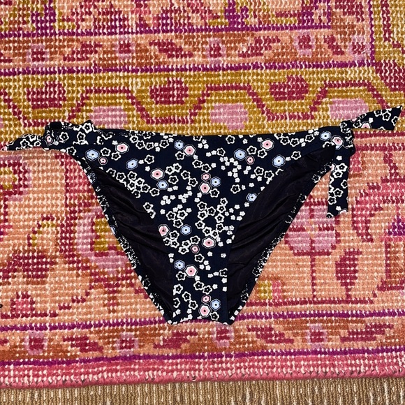 Kisuii Black Floral Tie Side Bikini Bottoms SZ S NWOT - Picture 2 of 3